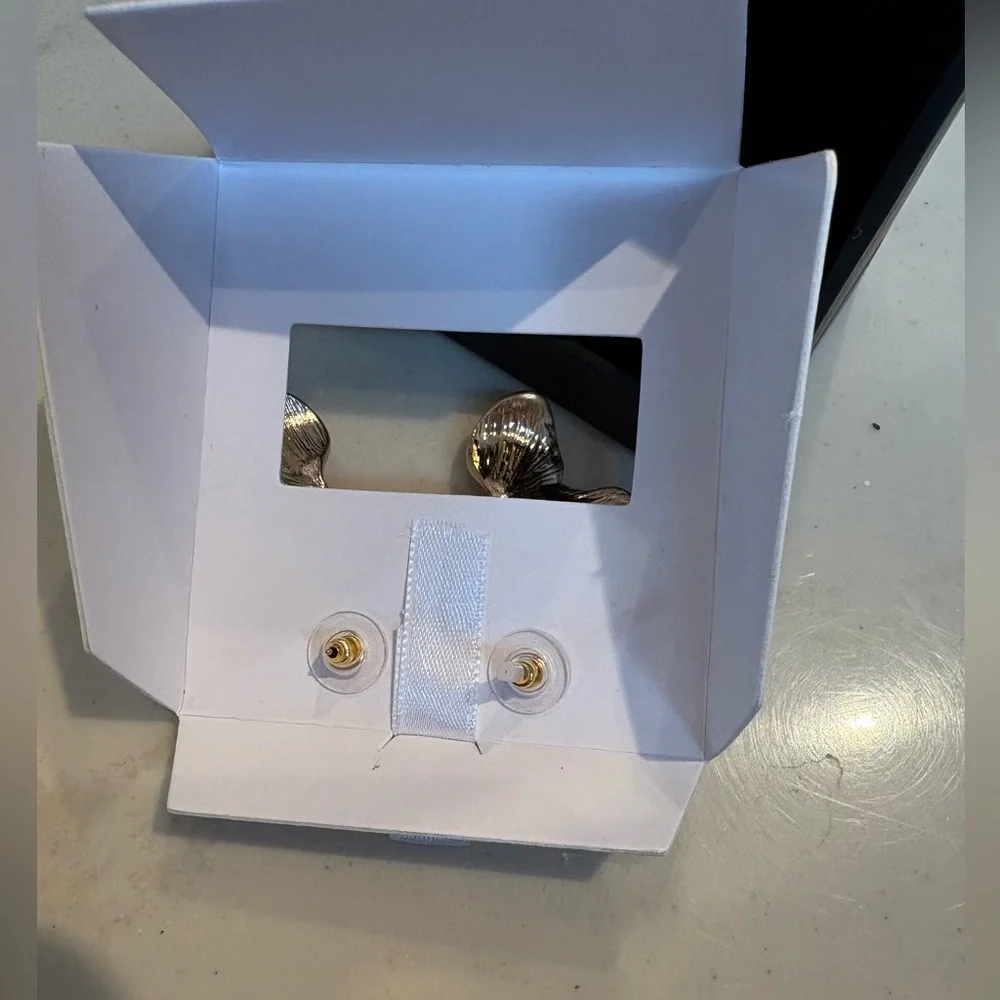 New in box. Gold tone Leaf Earrings by Aterri. Elevates any outfit! Not heavy. - Picture 6 of 8